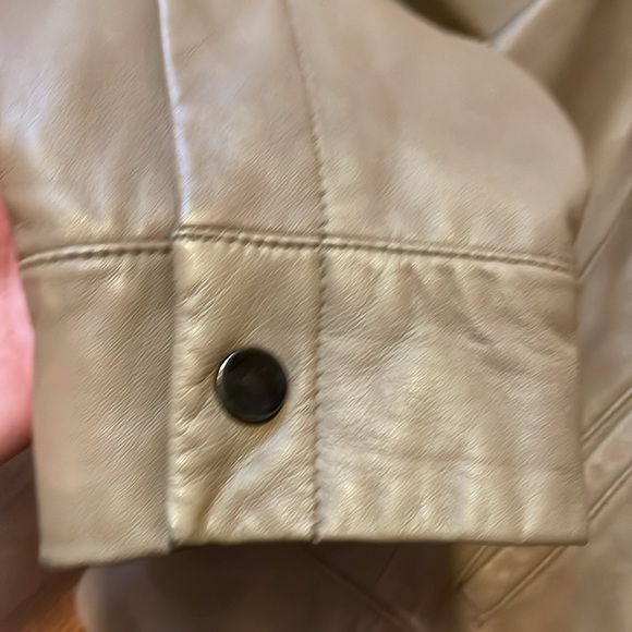 Jones New York tan leather jacket. - Picture 3 of 10